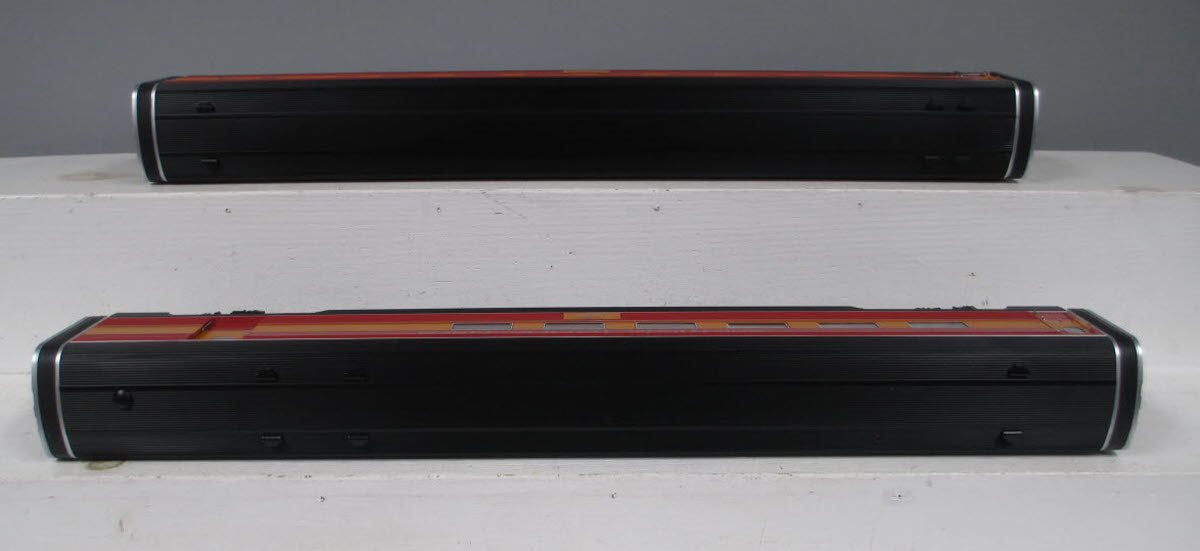 Lionel 6-83107 O Southern Pacific Daylight 21" Passenger Cars (Set of 2)