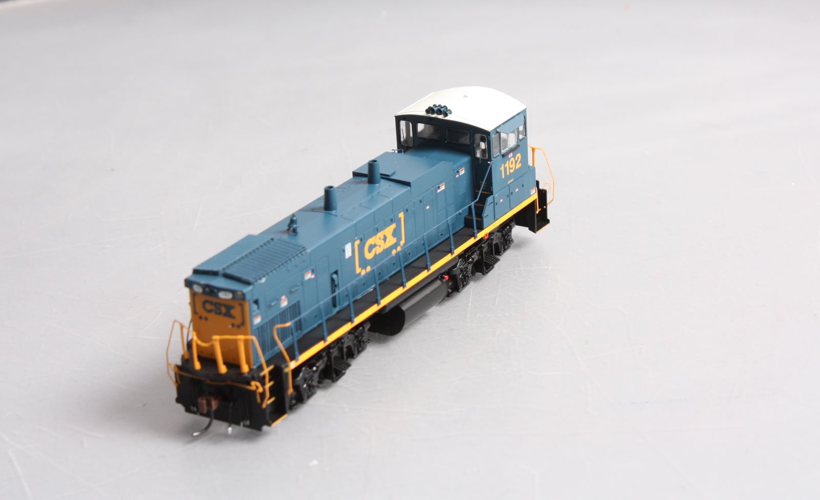 Athearn G66239 HO CSX/Boxcar MP15AC Diesel Locomotive with DCC