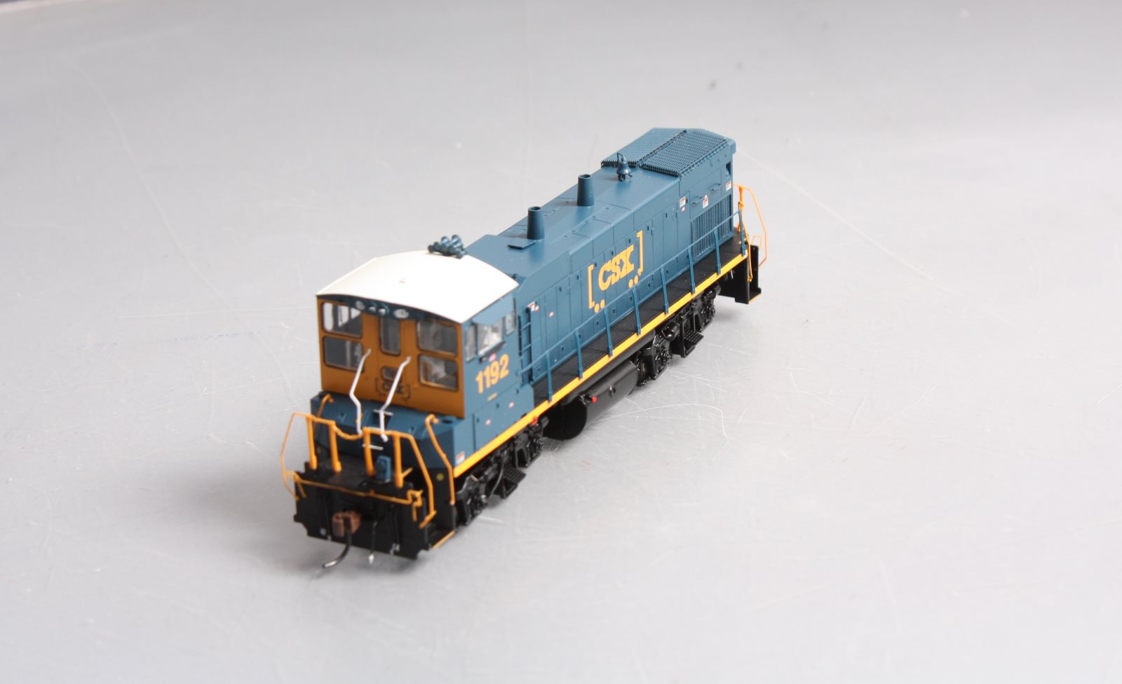 Athearn G66239 HO CSX/Boxcar MP15AC Diesel Locomotive with DCC & Sound #1192