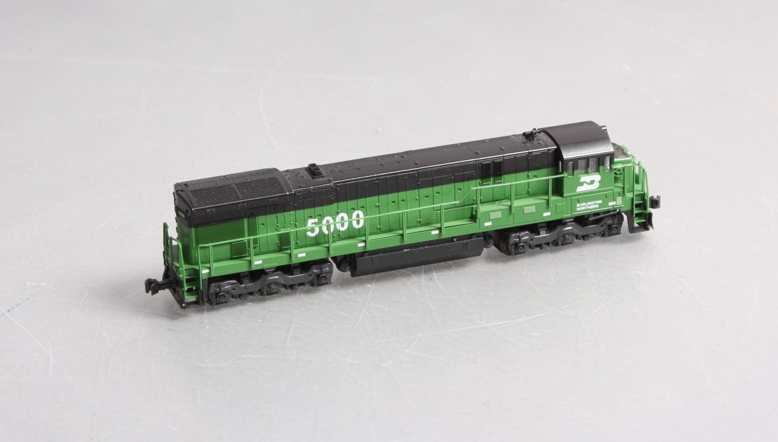 Kato 176-0947 N Sclae Burlington Northern Diesel Locomotive #5000
