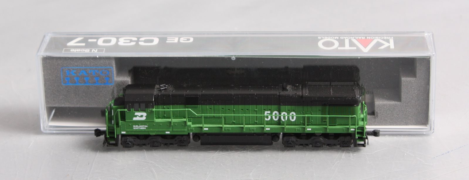 Kato 176-0947 N Sclae Burlington Northern Diesel Locomotive #5000