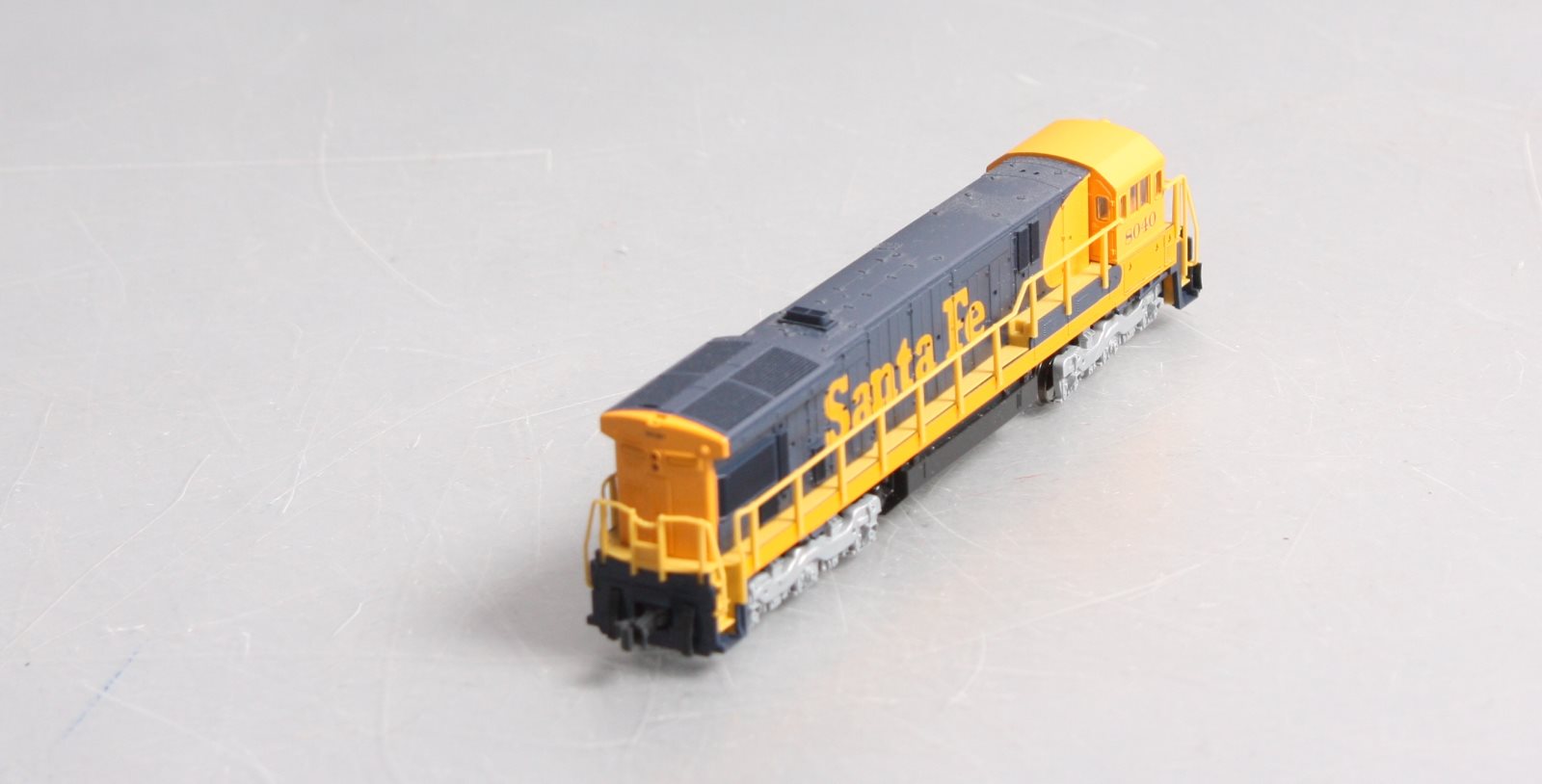 Kato 176-0943 N Scale Santa Fe Diesel Locomotive # 8040