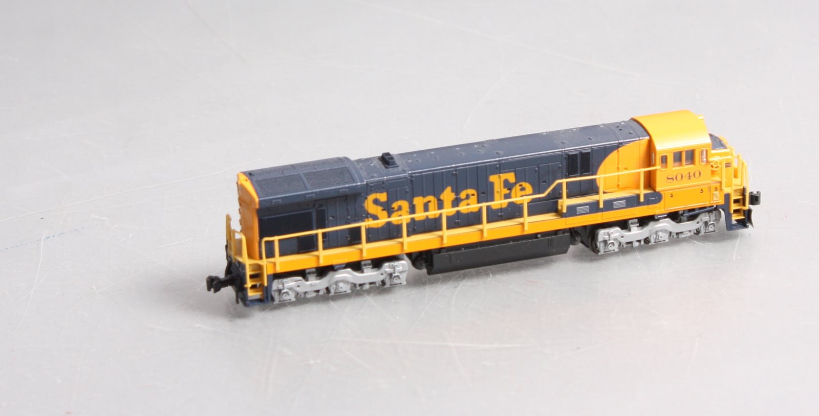 Kato 176-0943 N Scale Santa Fe Diesel Locomotive # 8040
