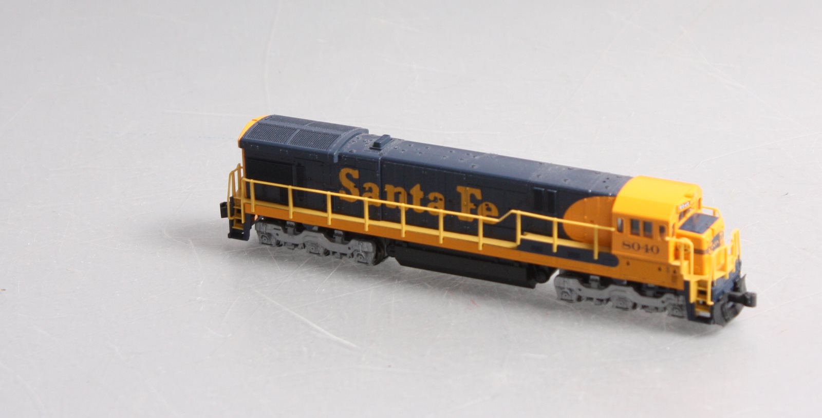 Kato 176-0943 N Scale Santa Fe Diesel Locomotive # 8040