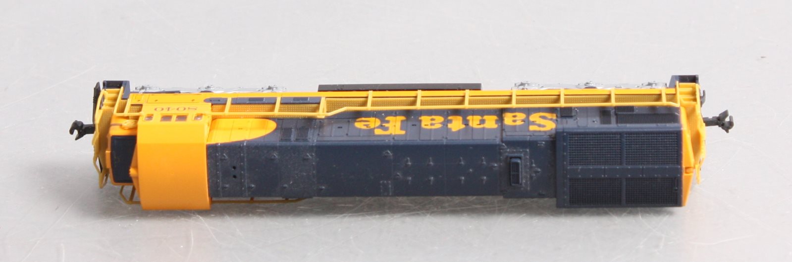 Kato 176-0943 N Scale Santa Fe Diesel Locomotive # 8040