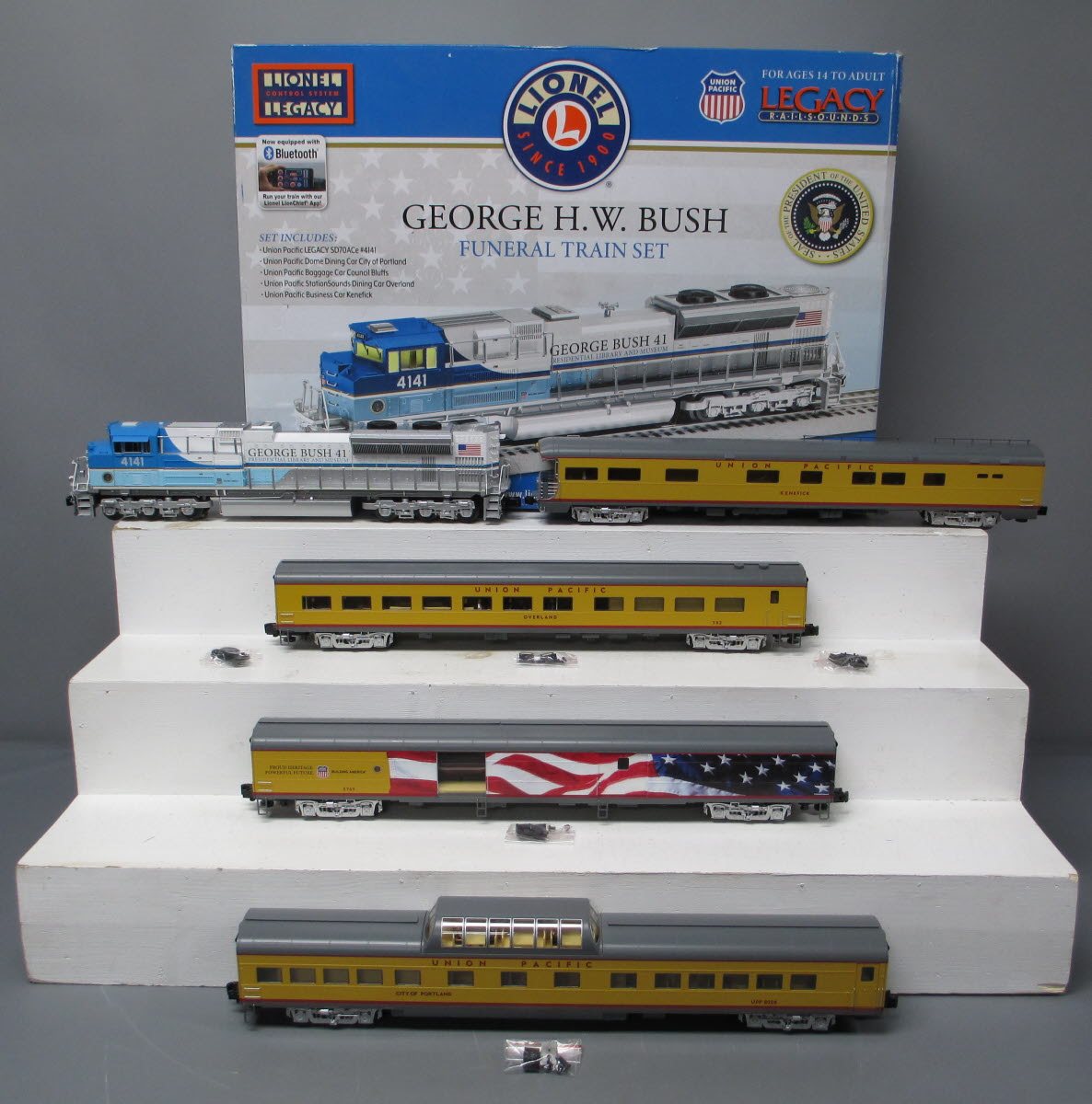 Lionel 2022050 O UP "George H. W. Bush" Legacy Funeral Diesel Locomotive #4141