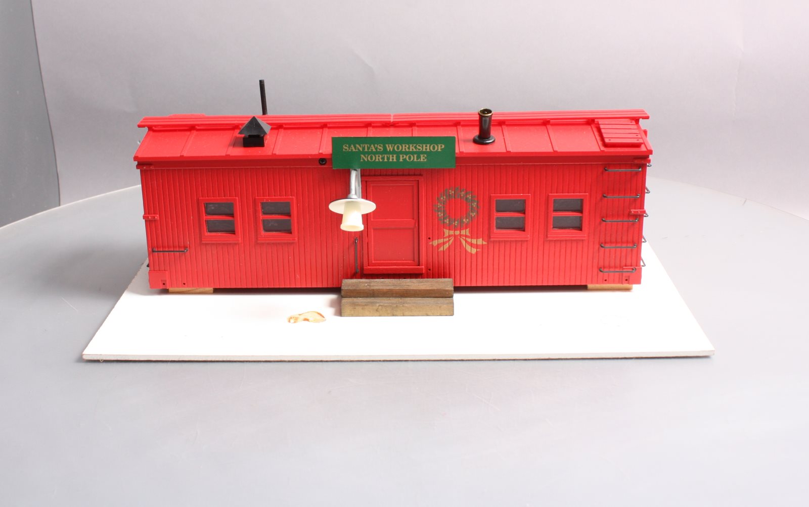 USA Trains R1940C G Christmas Workshop with Smoking Stack and Lights