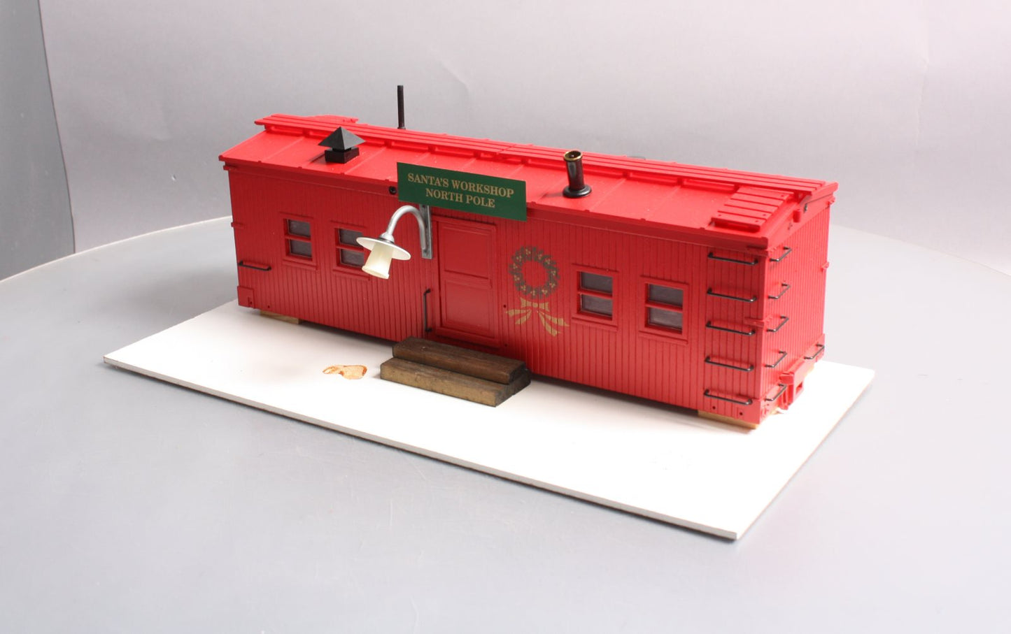 USA Trains R1940C G Christmas Workshop with Smoking Stack and Lights