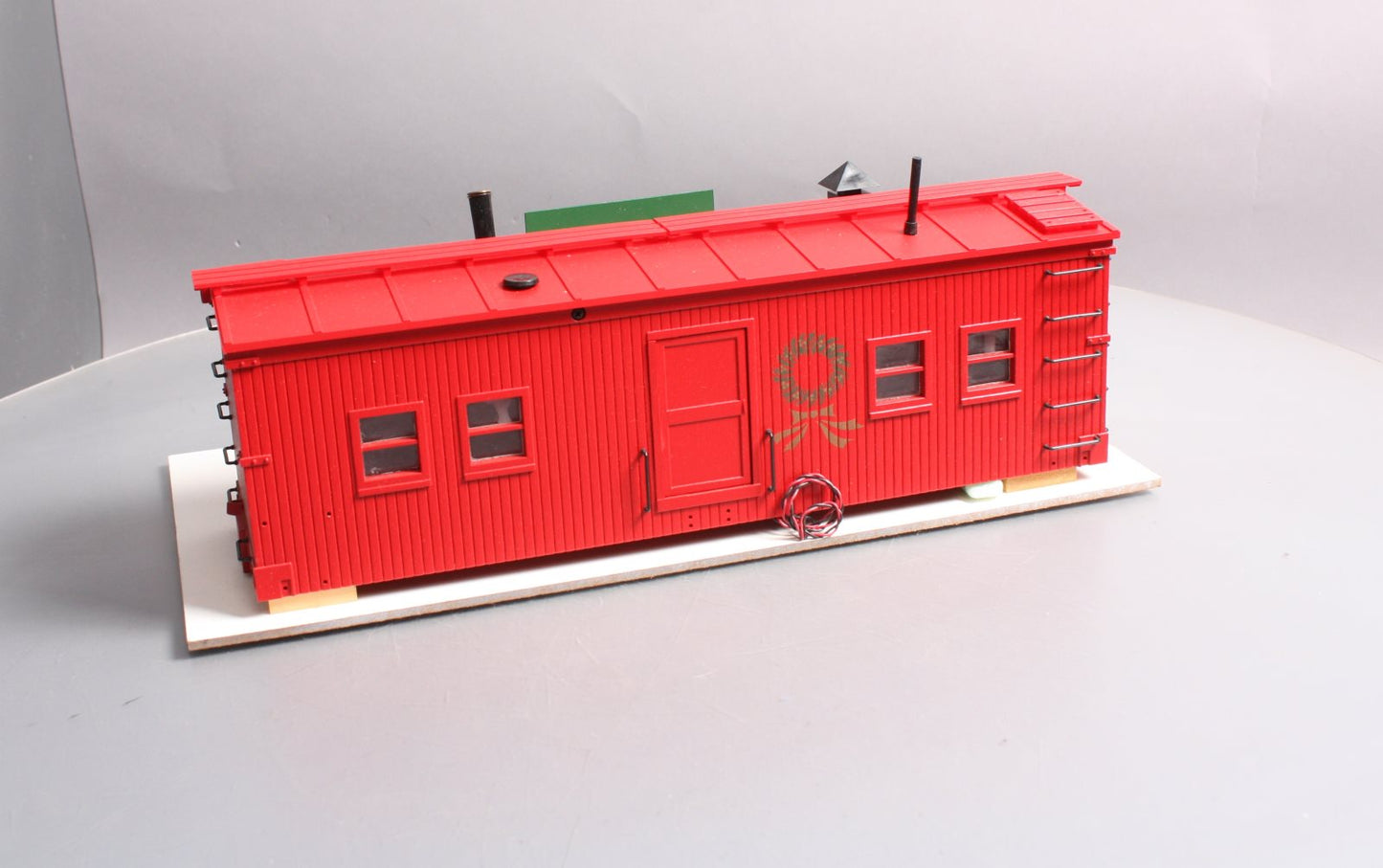 USA Trains R1940C G Christmas Workshop with Smoking Stack and Lights