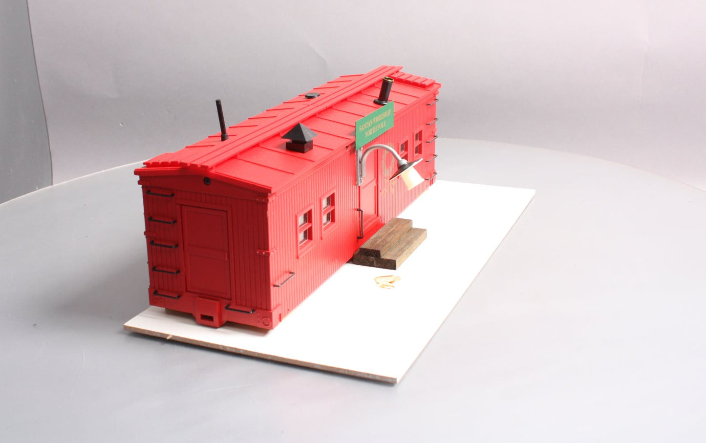 USA Trains R1940C G Christmas Workshop with Smoking Stack and Lights