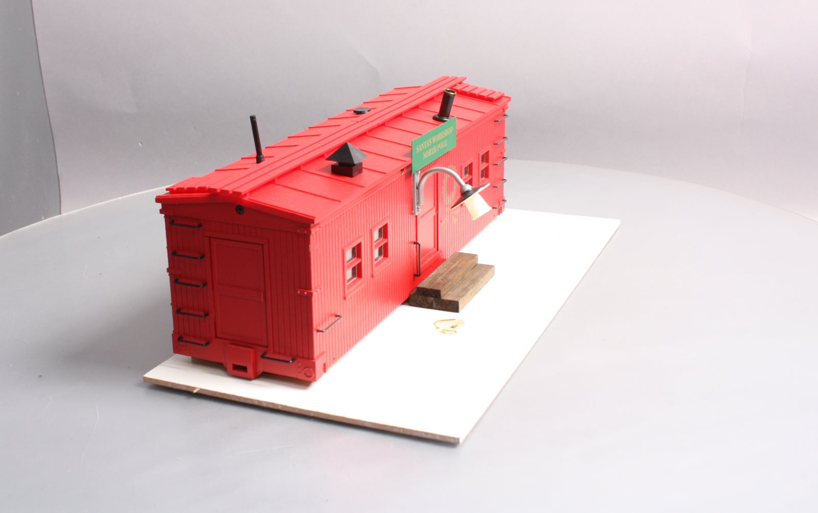 USA Trains R1940C G Christmas Workshop with Smoking Stack and Lights
