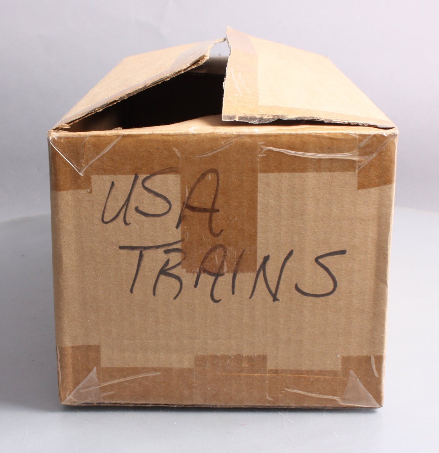 USA Trains R1940C G Christmas Workshop with Smoking Stack and Lights