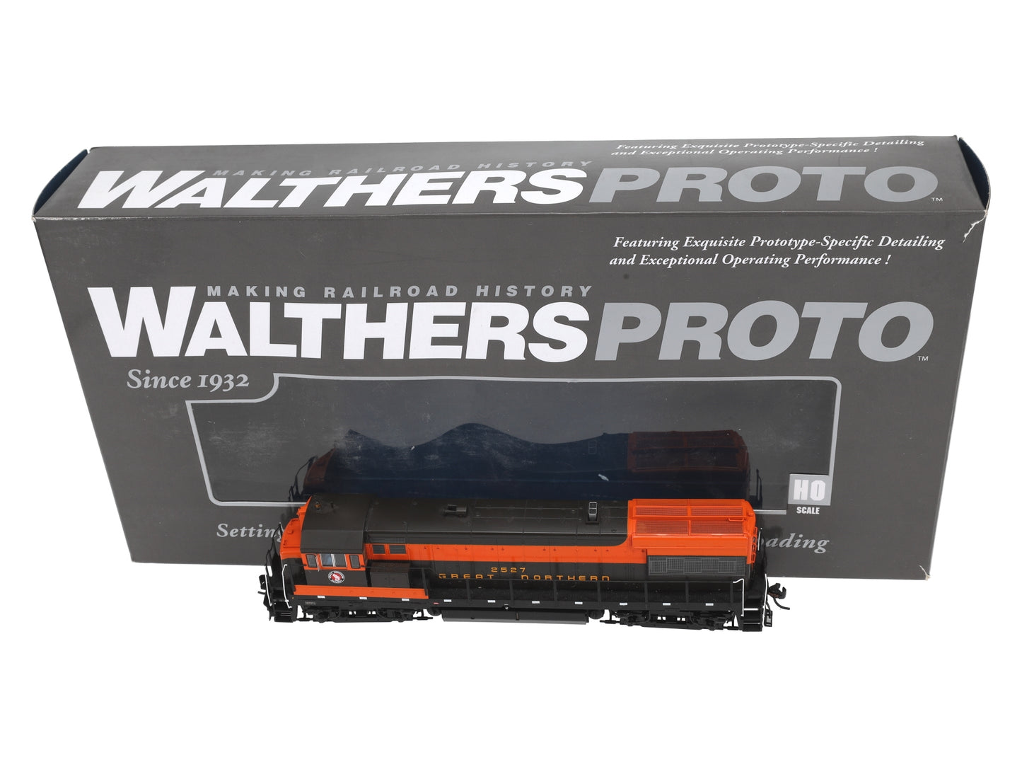 Walthers 41658 HO Great Northern GE U28B Diesel Locomotive #2527
