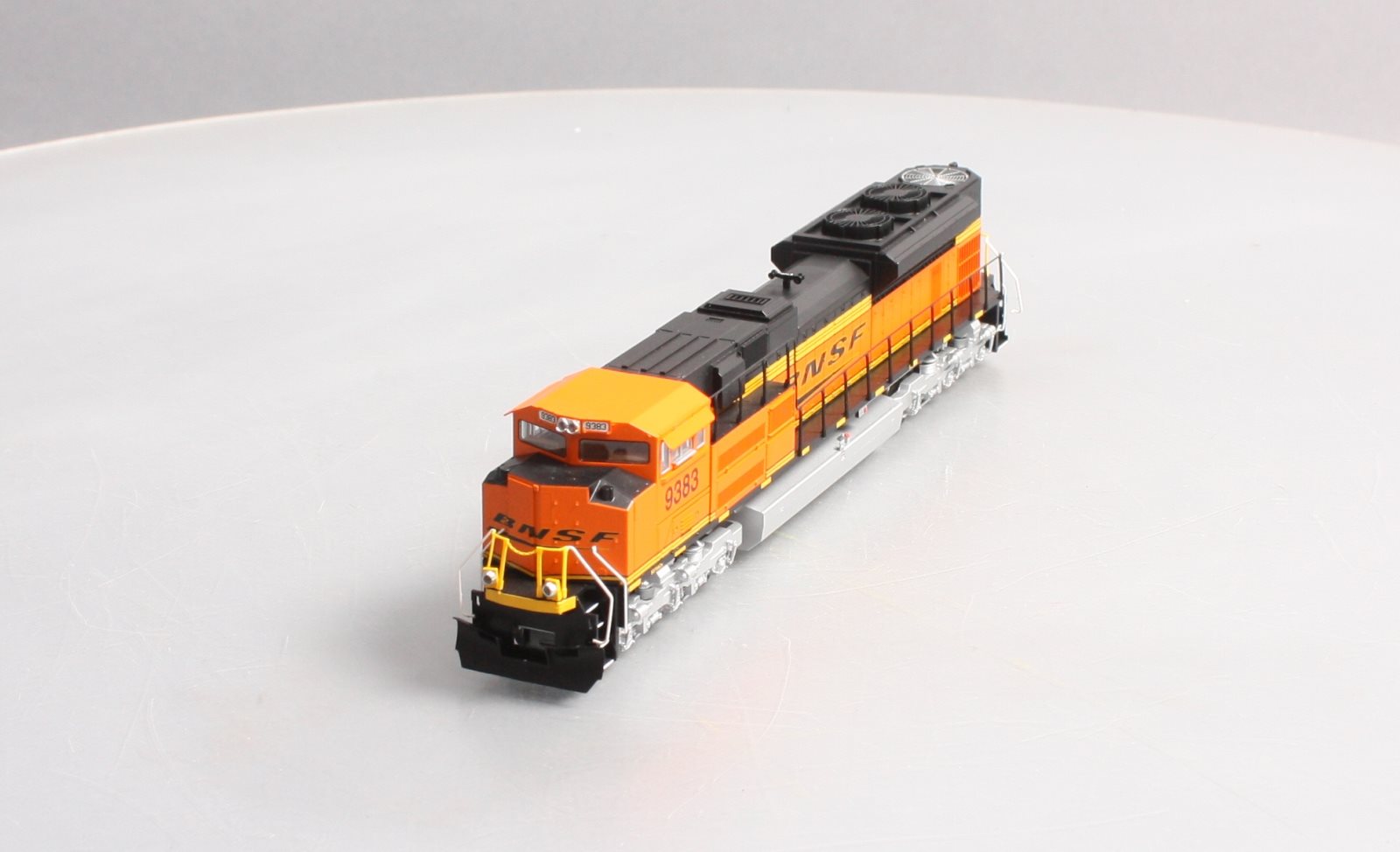 Walthers 910-9813 HO Burlington Northern Santa Fe EMD SD70ACe #9383
