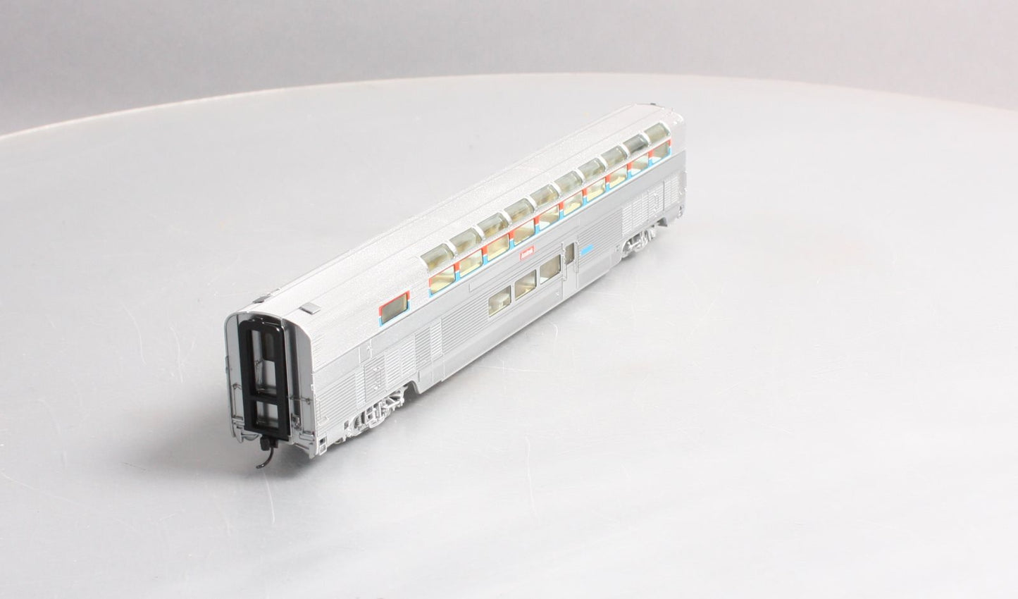 Walthers 920-14321 HO Scale Amtrak 85' Budd Hi-Level Lighted Sky Lounge Car