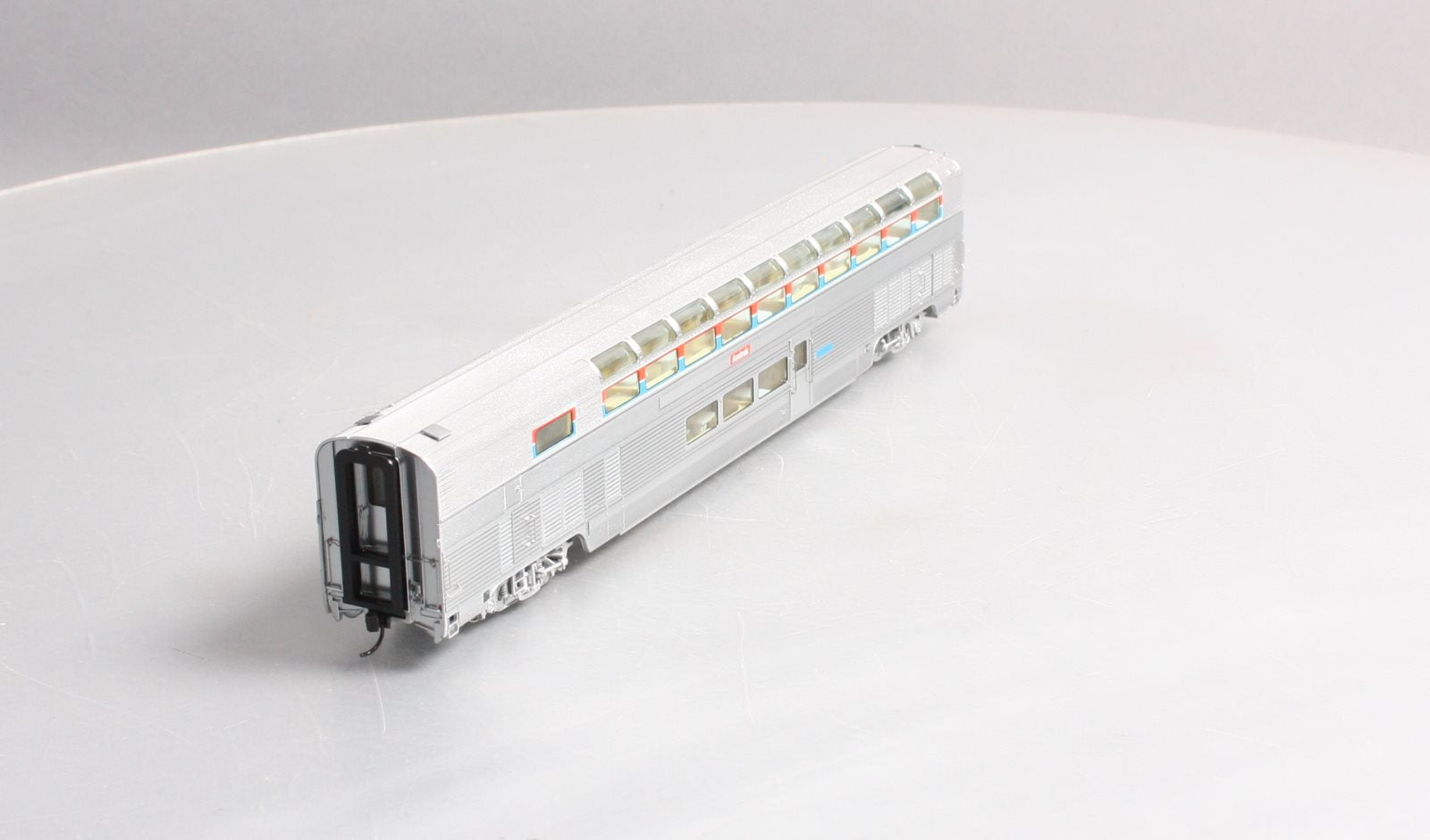 Walthers 920-14321 HO Scale Amtrak 85' Budd Hi-Level Lighted Sky Lounge Car