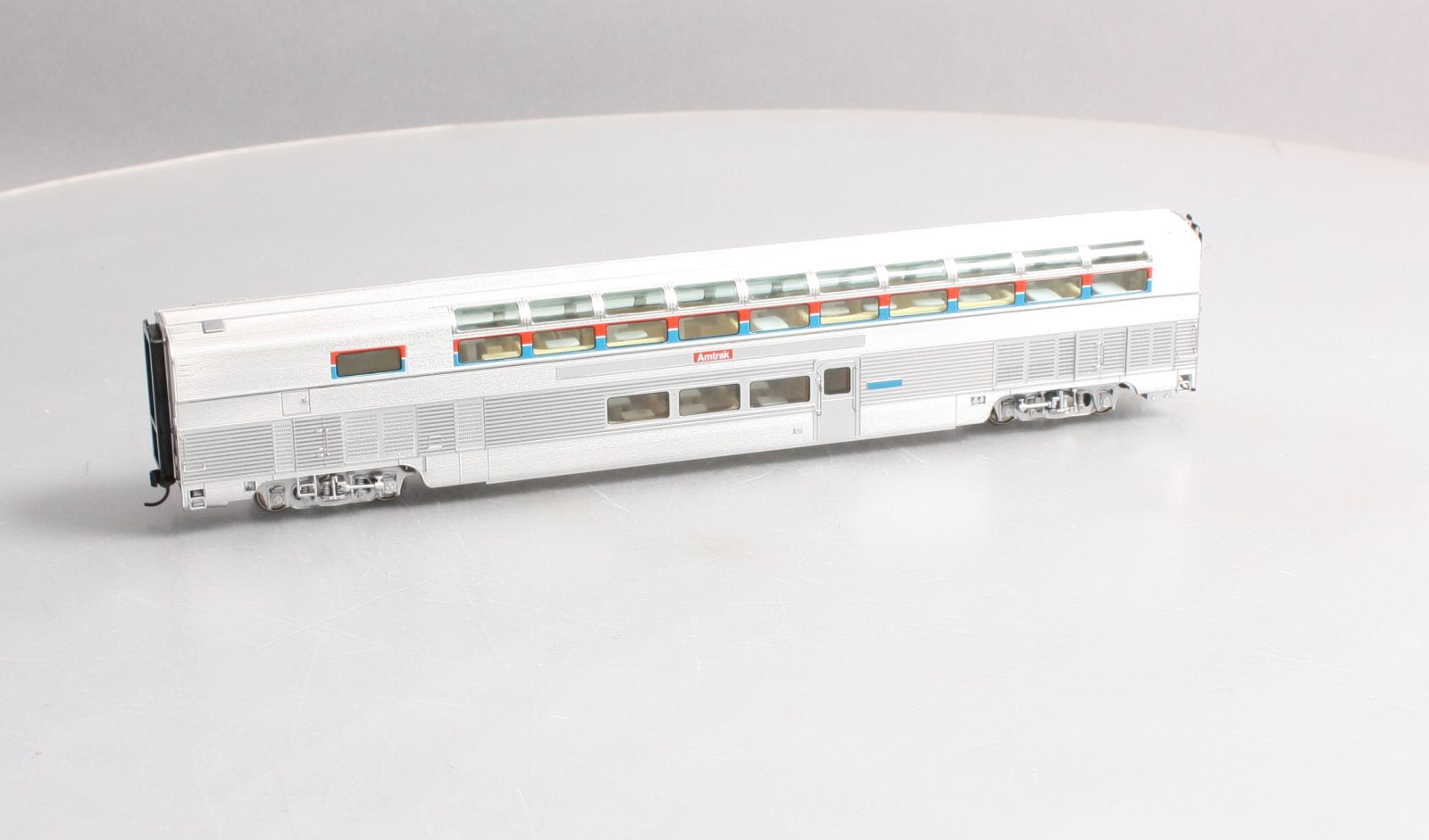 Walthers 920-14321 HO Scale Amtrak 85' Budd Hi-Level Lighted Sky Lounge Car