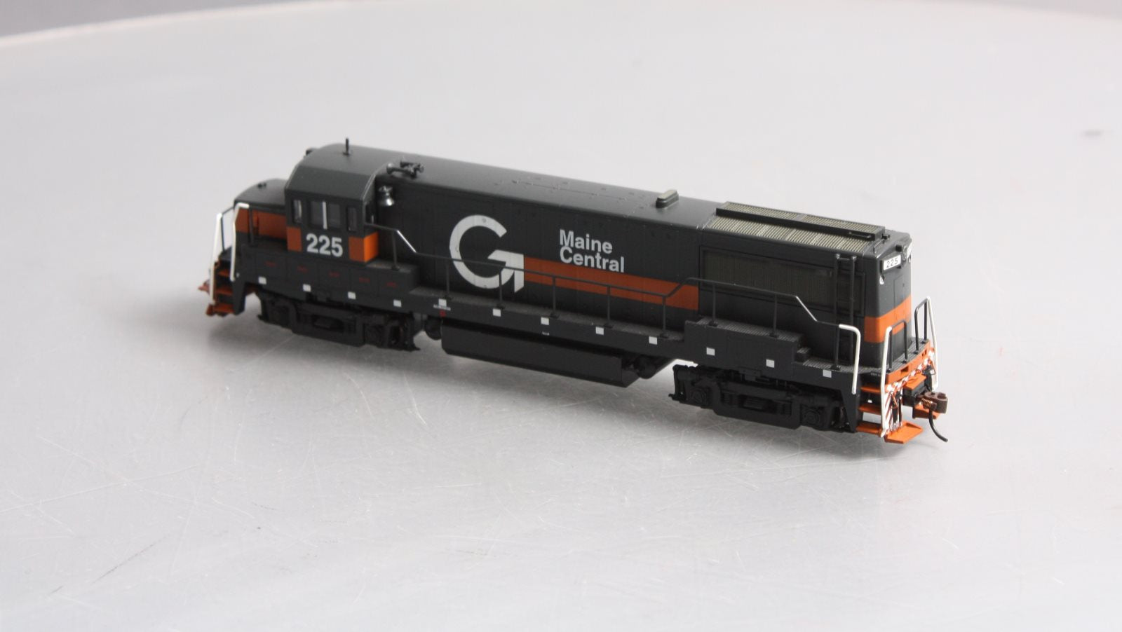 Bowser 691-23109 HO Maine Central GE U-25B Diesel Locomotive #225