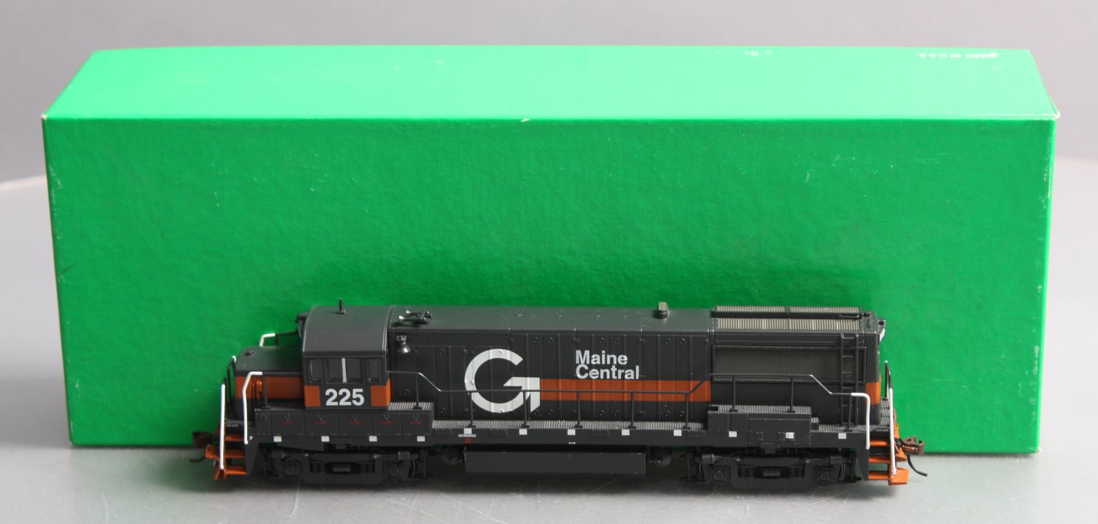 Bowser 691-23109 HO Maine Central GE U-25B Diesel Locomotive #225