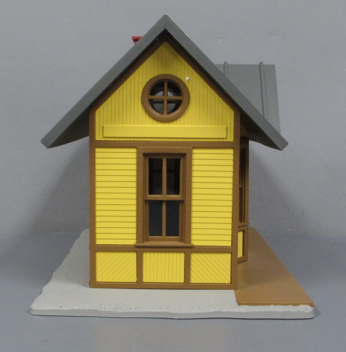 Aristo-Craft ART-7200 G Scale Passenger Depot