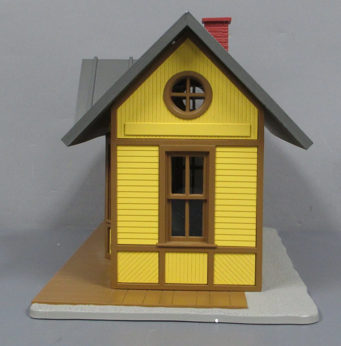 Aristo-Craft ART-7200 G Scale Passenger Depot