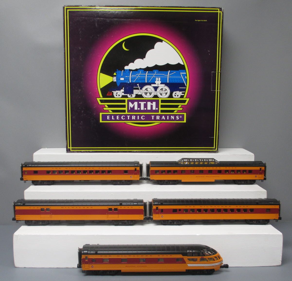 MTH 20-65112 O MILW 70' Streamlined Smooth Sided Passenger Car Set (Set of 5)