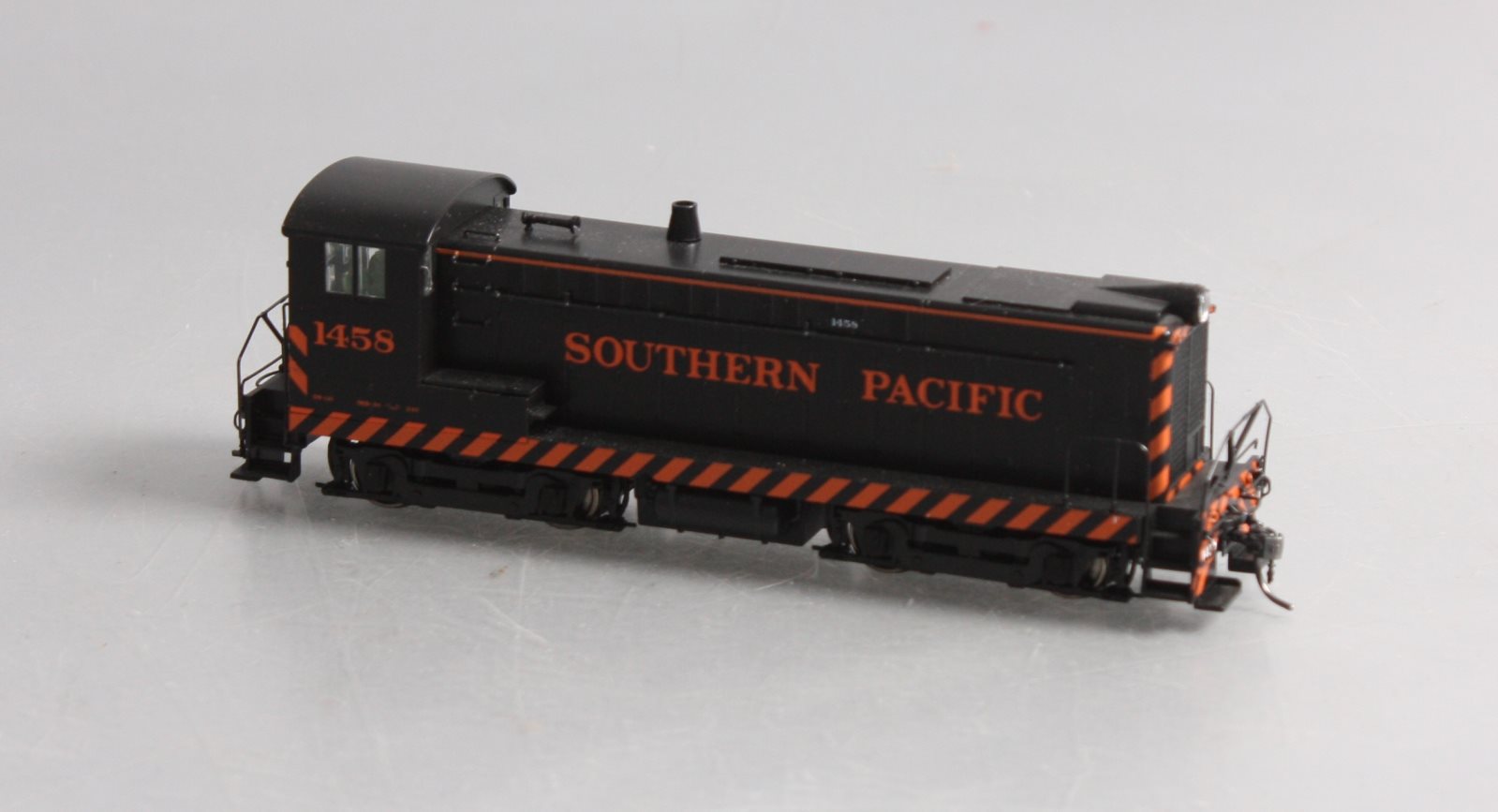 Stewart 4906 HO SP Baldwin S-12 Phase I Powered Diesel Locomotive #1458