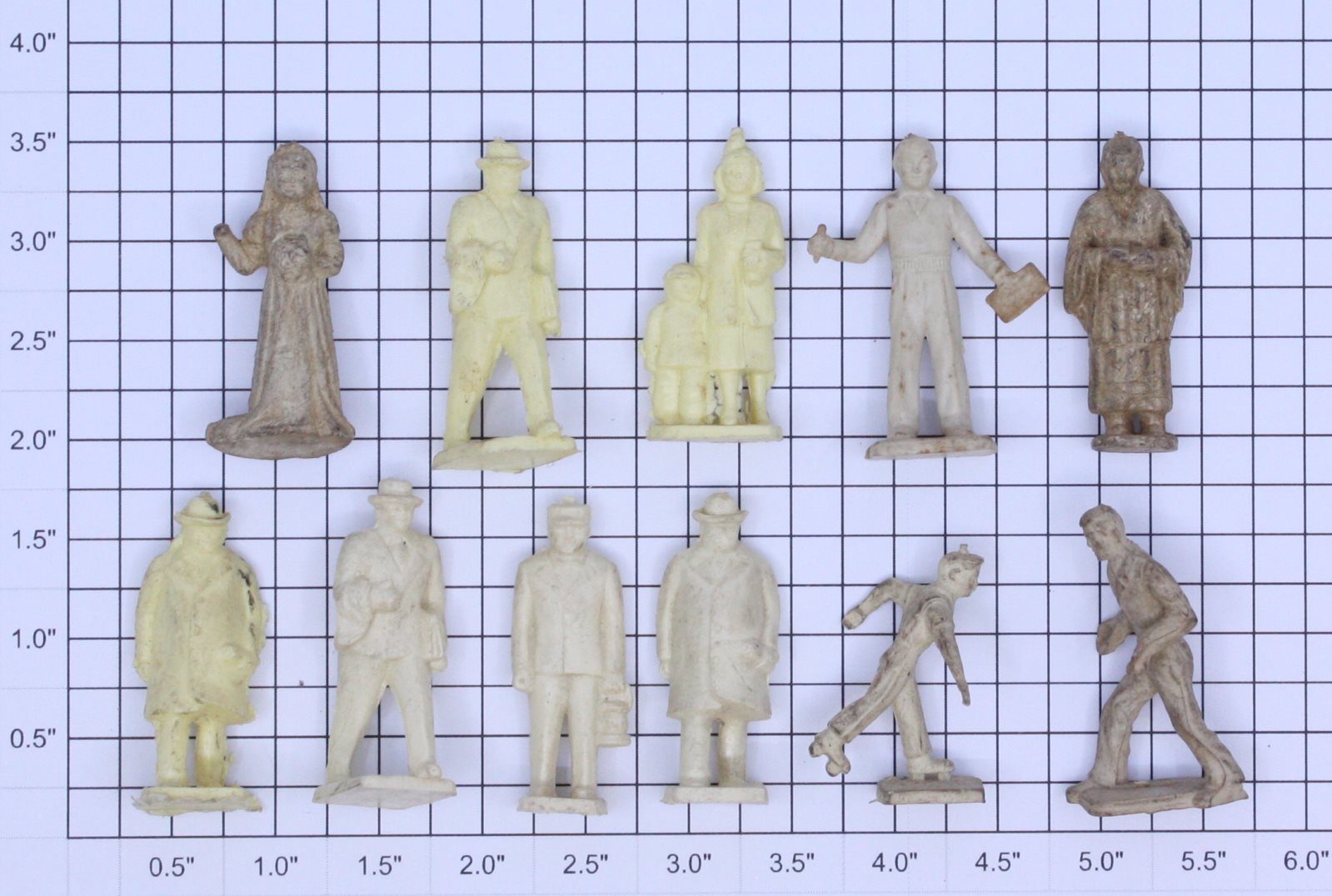 Acme 0705-0918 O Gauge Train Station Figure Assortment (Set of 11)