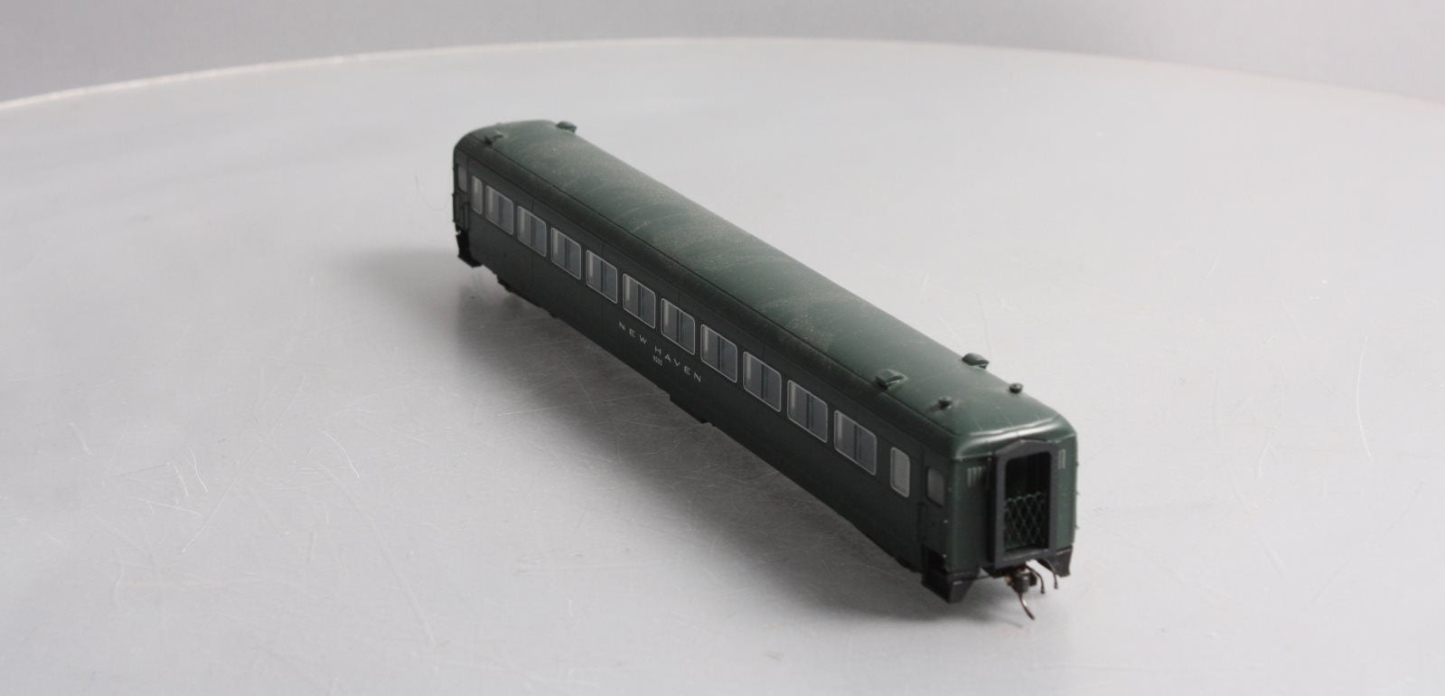 Rapido Trains 109115 HO New Haven 10-Window Coach, Full Skirt #8202