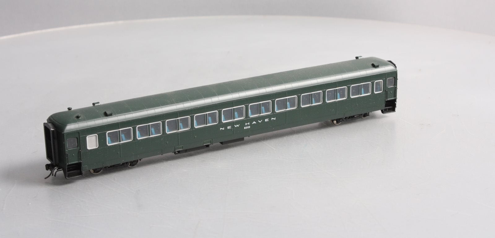 Rapido Trains 109115 HO New Haven 10-Window Coach, Full Skirt #8202