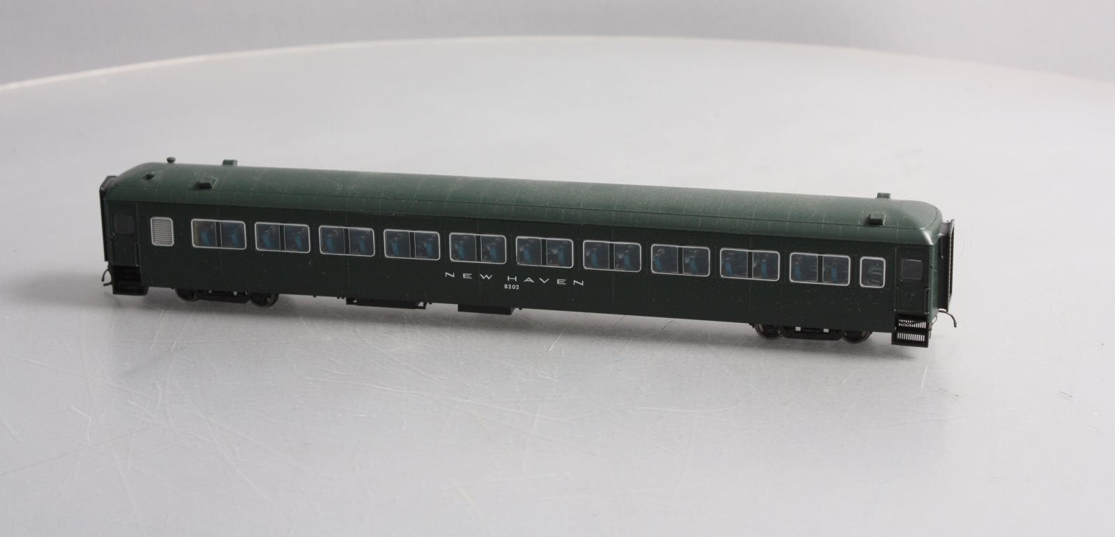 Rapido Trains 109115 HO New Haven 10-Window Coach, Full Skirt #8202