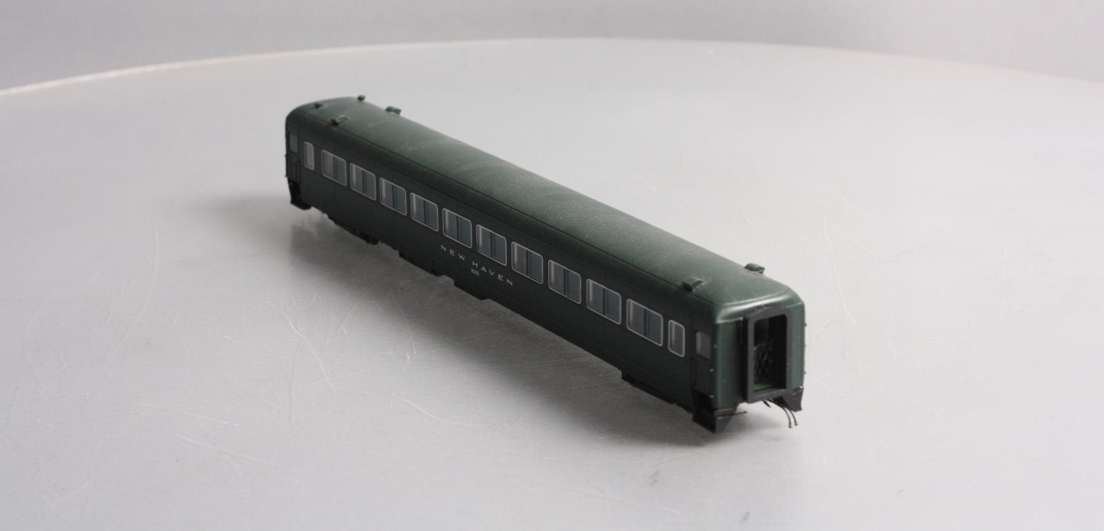 Rapido Trains 109115 HO New Haven 10-Window Coach, Full Skirt #8202
