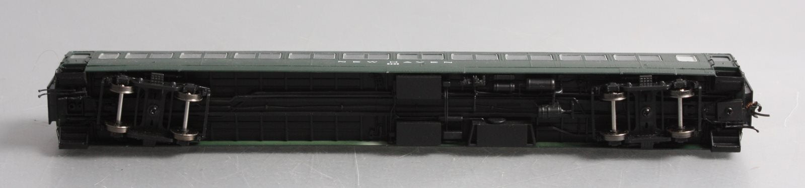 Rapido Trains 109115 HO New Haven 10-Window Coach, Full Skirt #8202