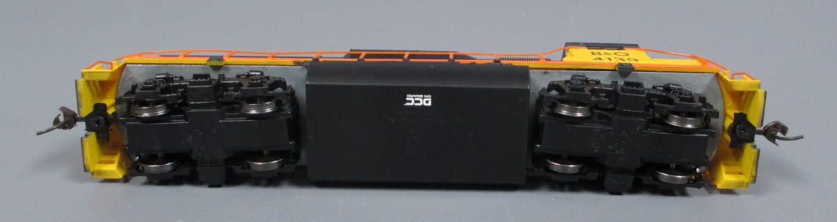 Bachmann 44905 HO Scale Chessie System GP40 Diesel Loco Starter System with DCC