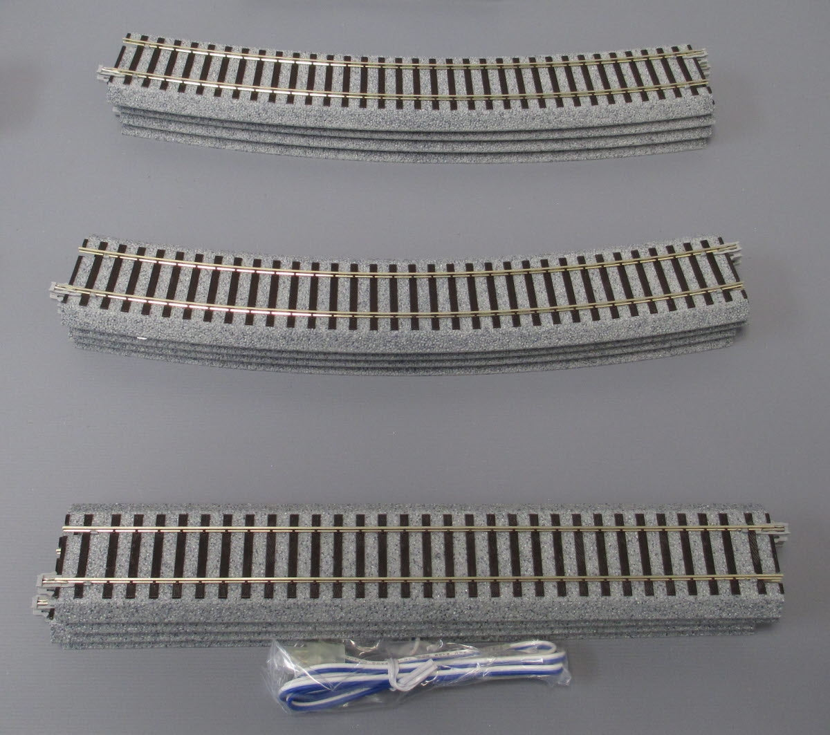 Kato 3-104 HO HM1 Basic Oval Track Set with Power Pack – Trainz