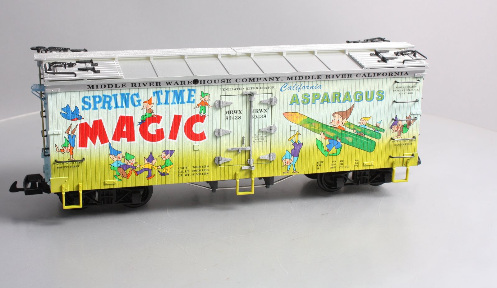 USA Trains R16465 G Spring Time Magic Refrigerator Car (Two Tone Blue/Green)