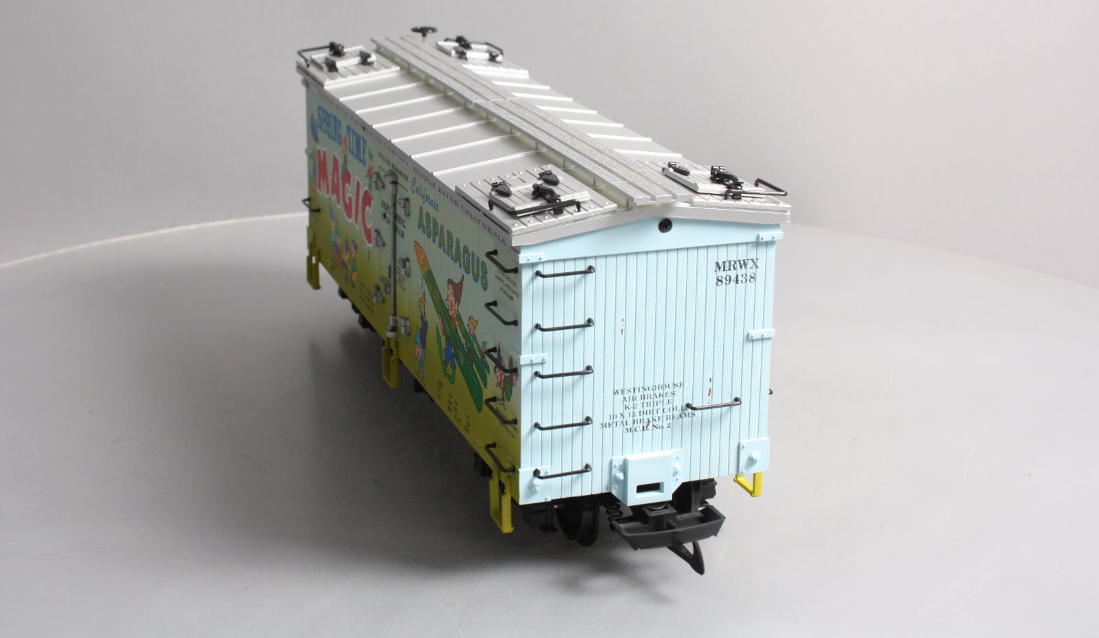 USA Trains R16465 G Spring Time Magic Refrigerator Car (Two Tone Blue/Green)