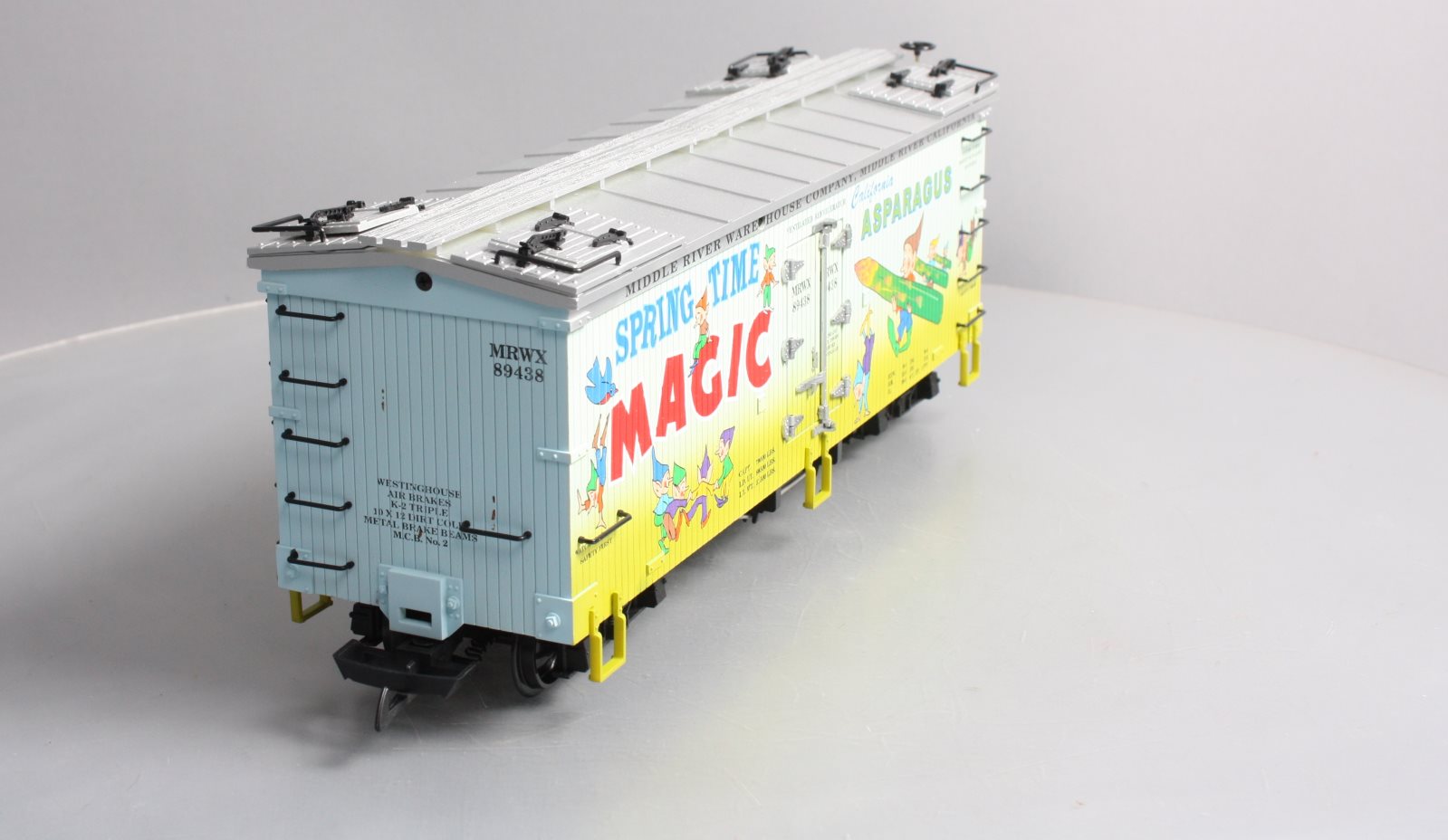 USA Trains R16465 G Spring Time Magic Refrigerator Car (Two Tone Blue/Green)