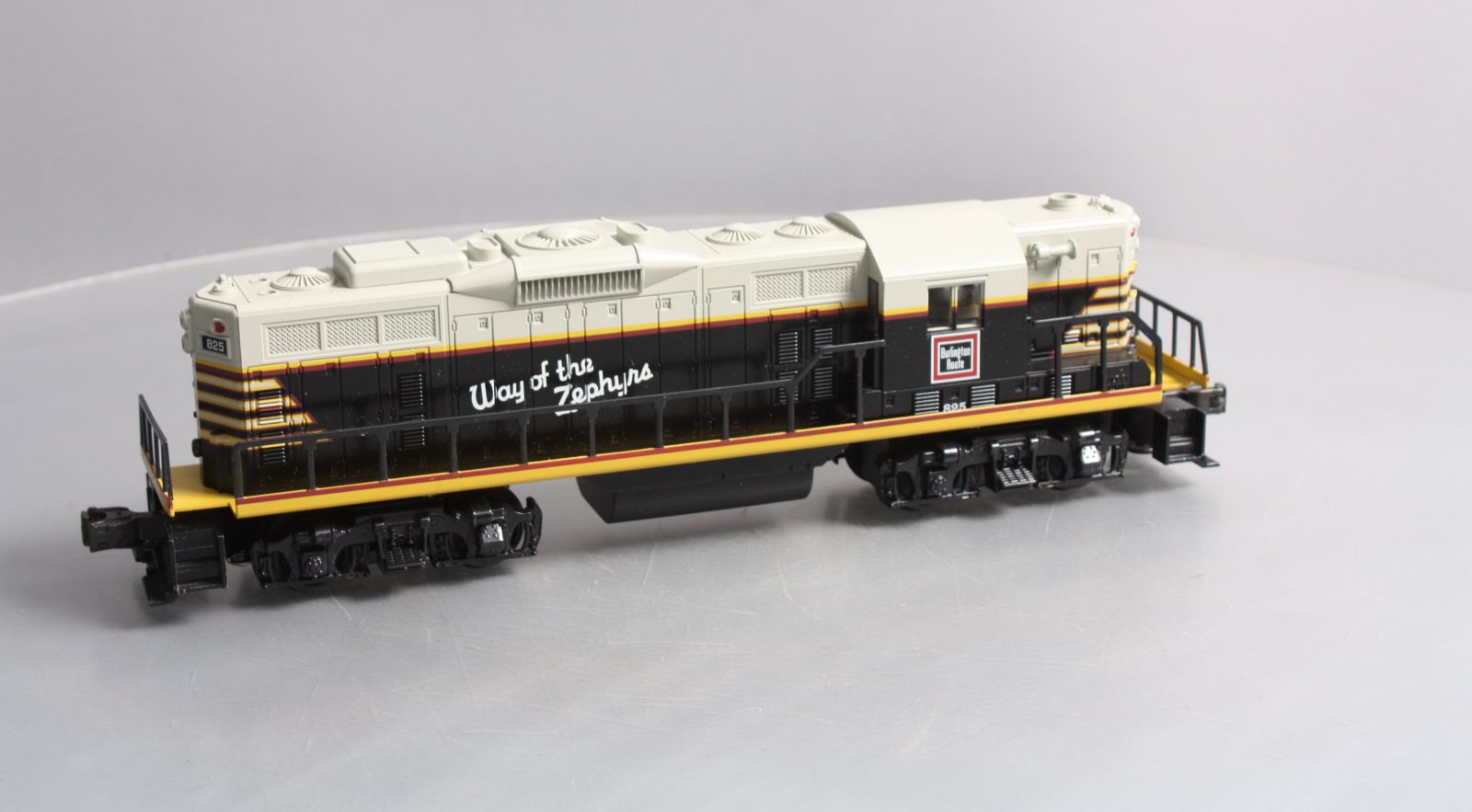 Williams 323 Burlington GP-9 Pwd. Diesel Loco w/Horn