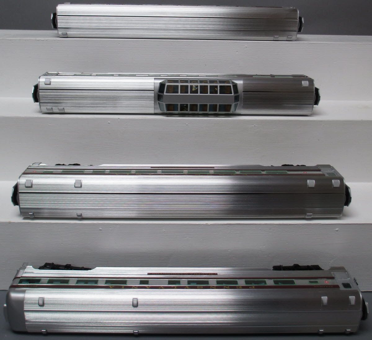 Lionel 6-20000 O Pennsylvania 'The Senator' 18” Aluminum Cars Set w/Fluted (4)