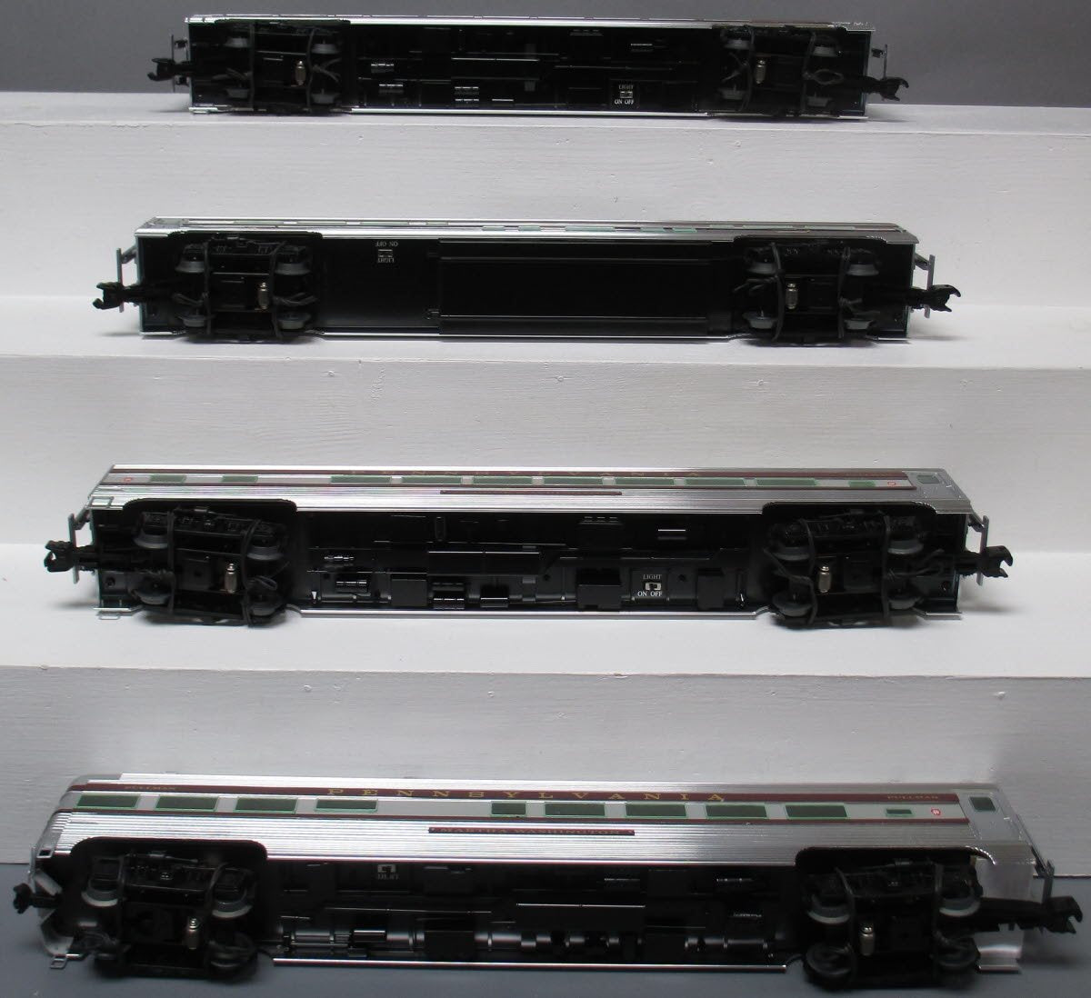 Lionel 6-20000 O Pennsylvania 'The Senator' 18” Aluminum Cars Set w/Fluted (4)