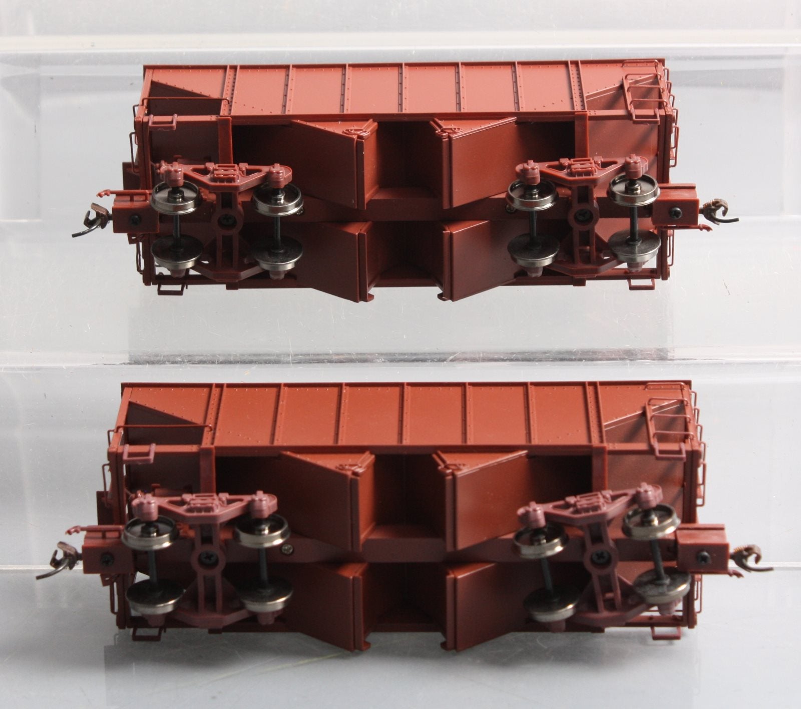 Bachmann 27999 On30 Painted & Unlettered 2-Bay Steel Hopper (Oxide Red)
