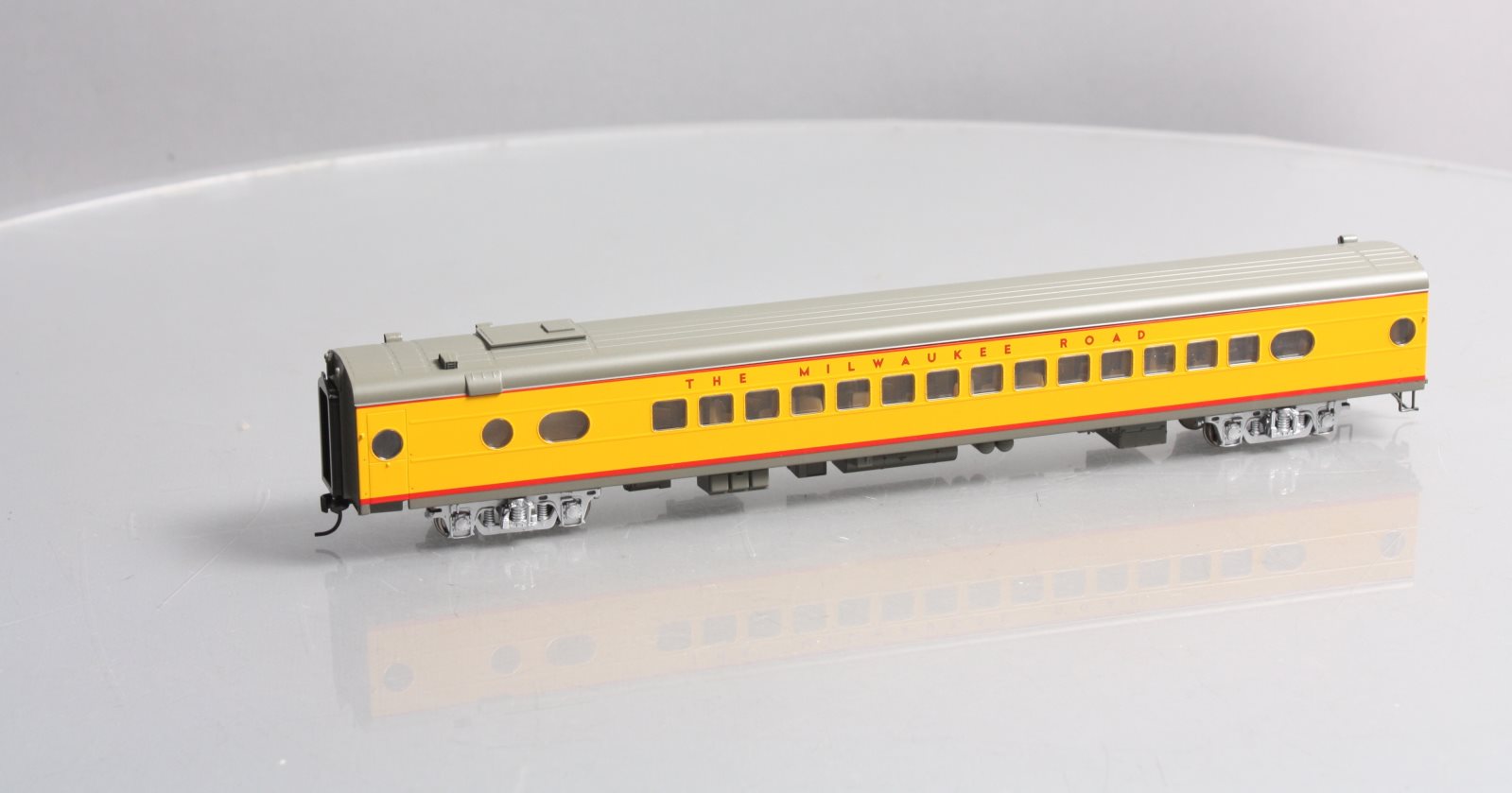 Walthers 932-9251 HO Milwaukee Hiawatha 30-Seat Parlor Car