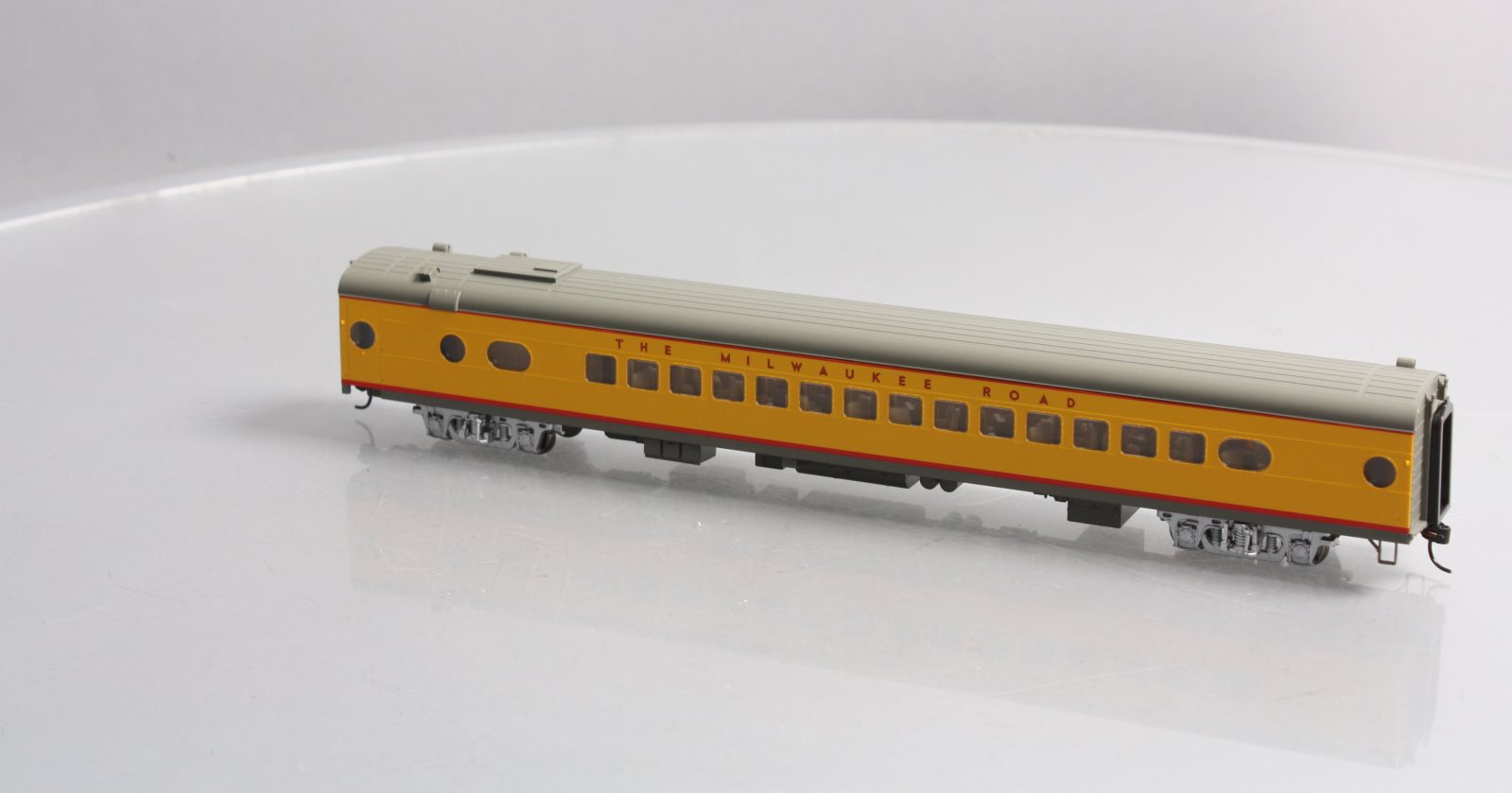 Walthers 932-9251 HO Milwaukee Hiawatha 30-Seat Parlor Car