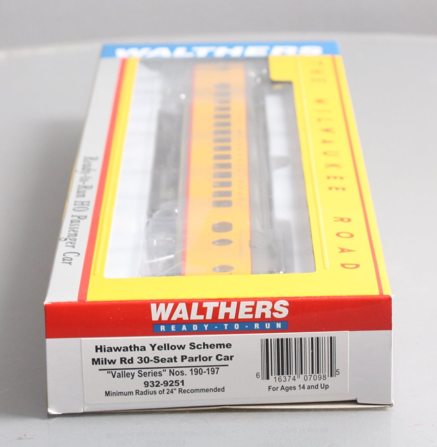 Walthers 932-9251 HO Milwaukee Hiawatha 30-Seat Parlor Car