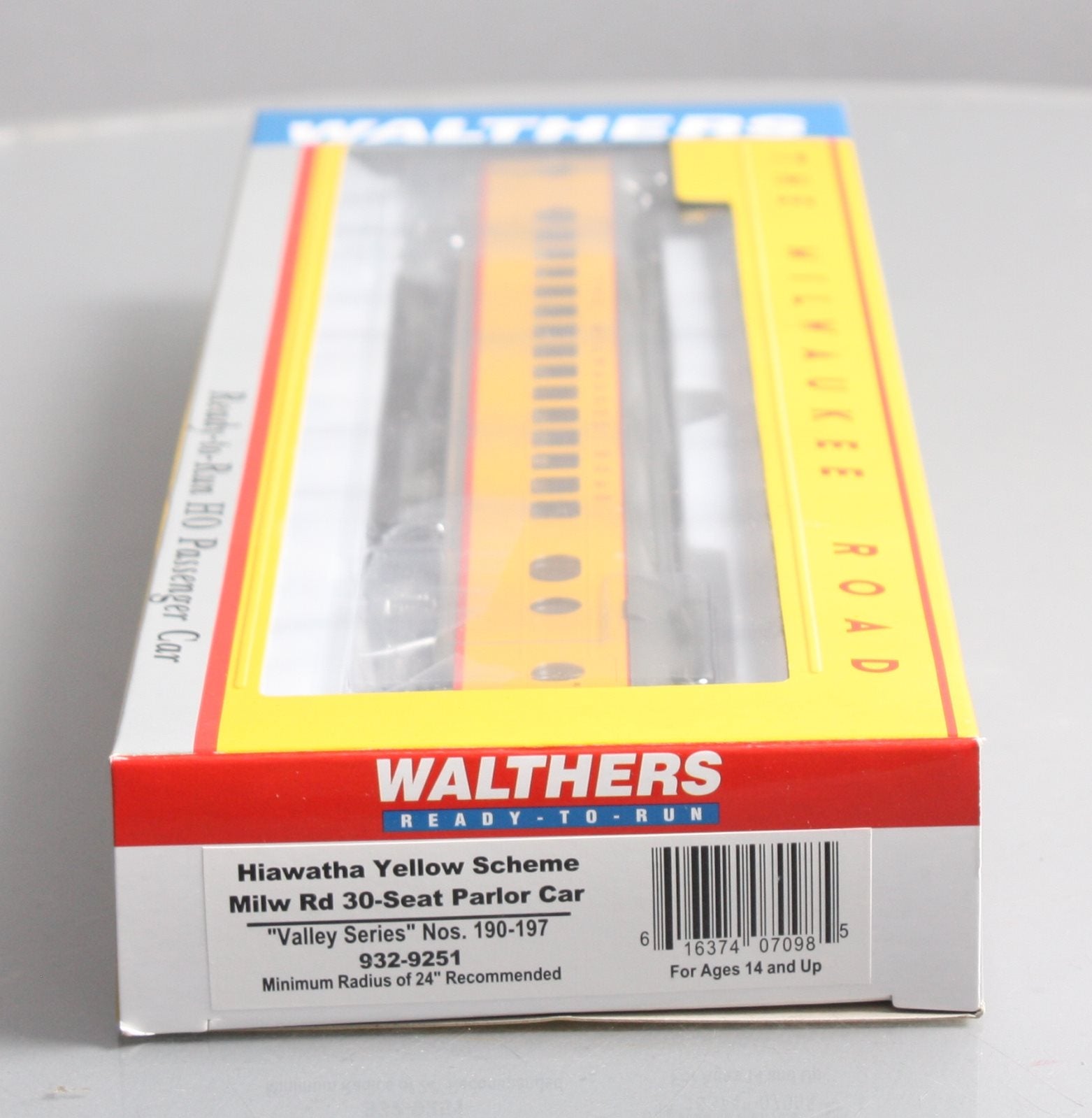 Walthers 932-9251 HO Milwaukee Hiawatha 30-Seat Parlor Car