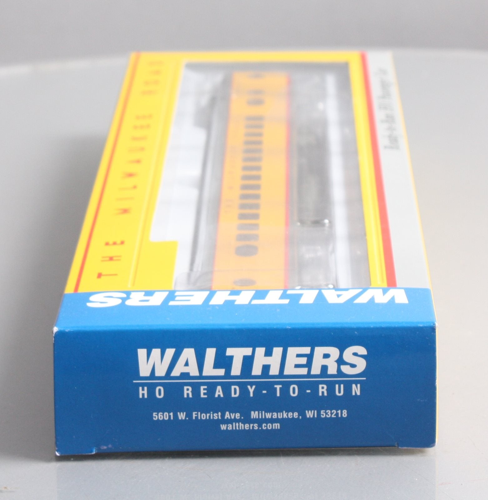 Walthers 932-9251 HO Milwaukee Hiawatha 30-Seat Parlor Car