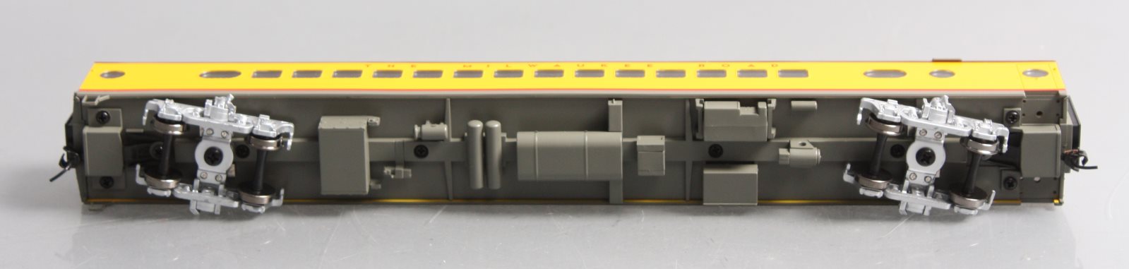 Walthers 932-9251 HO Milwaukee Hiawatha 30-Seat Parlor Car