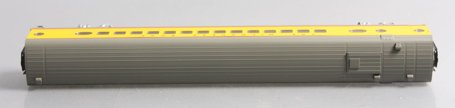 Walthers 932-9251 HO Milwaukee Hiawatha 30-Seat Parlor Car