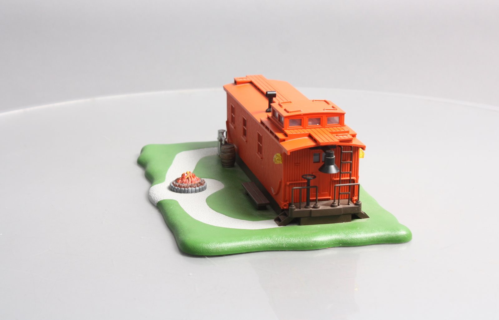 MTH 30-90013 Orange Yard Work Office with Operating Fire